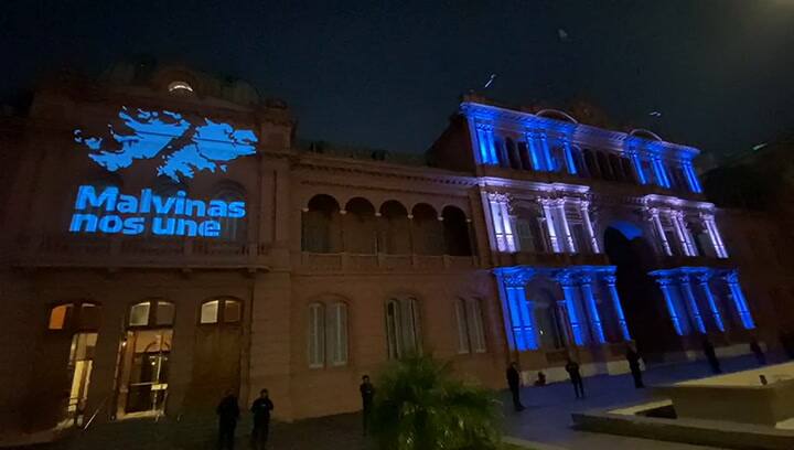 Así se iluminó la Casa Rosada en la noche del 2 de abril