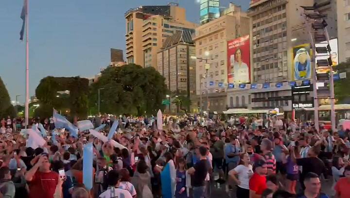El aliento de casi 500 hinchas en el Obelisco