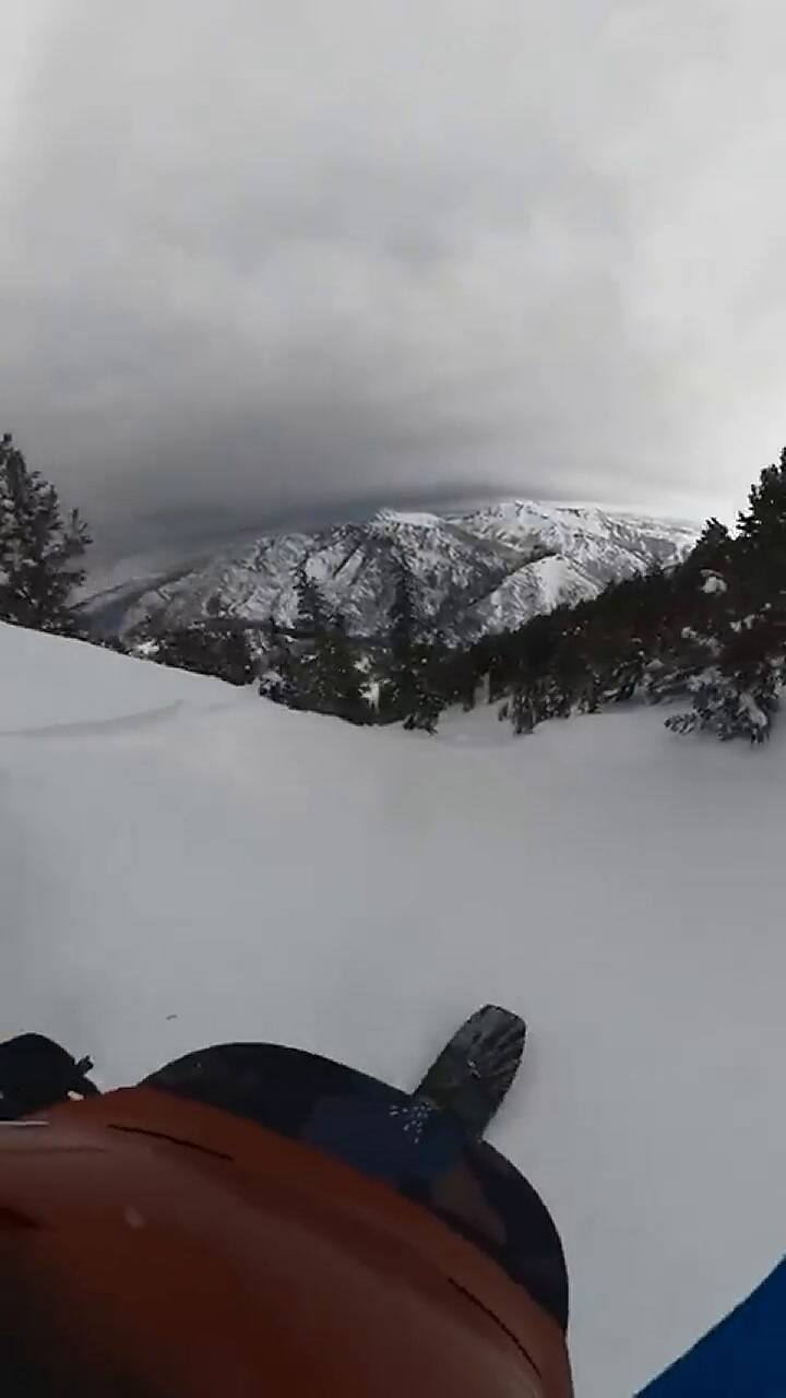 Un joven iba a esquiar y terminó arrastrado por una avalancha