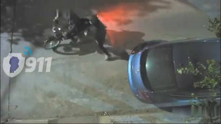 Córdoba: motochorros intentaban escapar haciendo “willy”, se cayeron de la moto y la Policía los tacleó