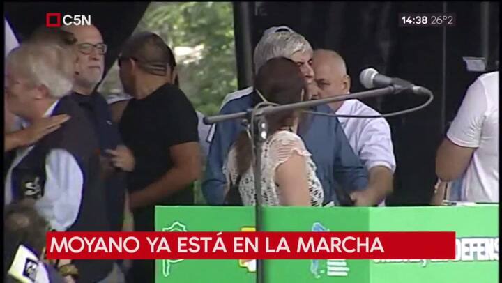 Así llegaba Hugo Moyano al escenario