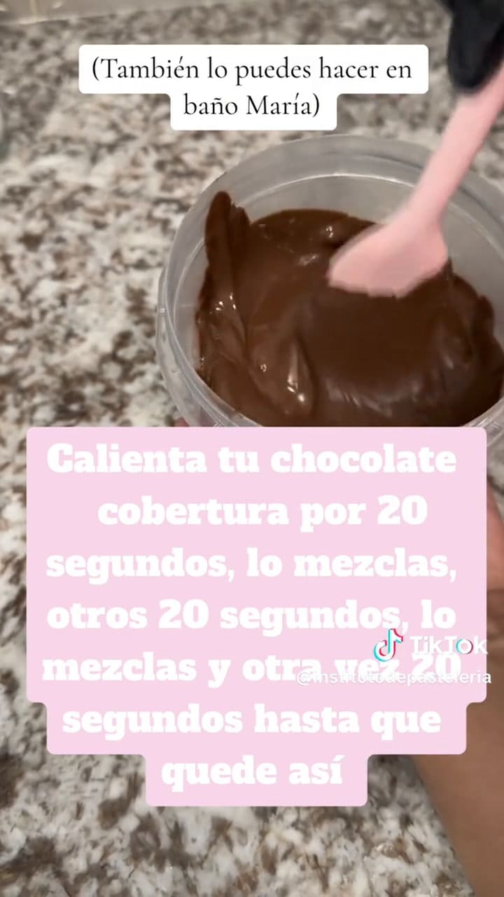 Cómo bañar las frutillas en chocolate