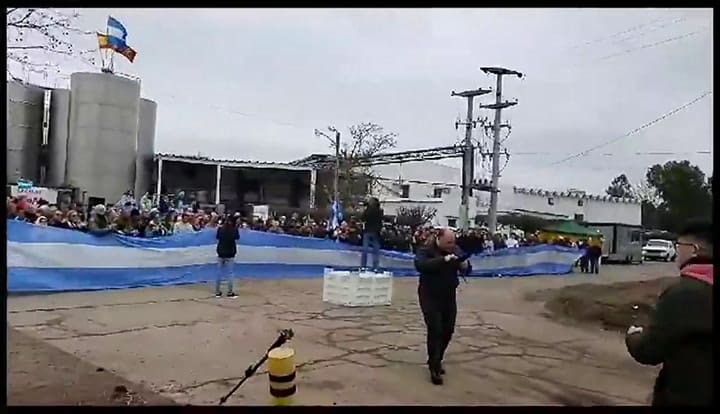 Se cantó el himno en el frente de la planta de Lácteos Vidal