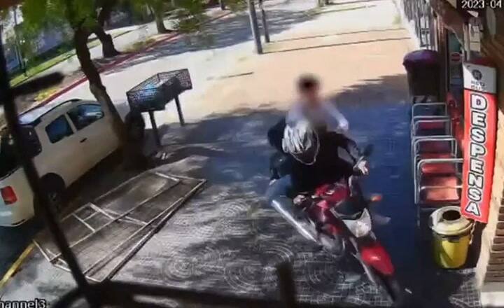 Un motochorro intentó robarle el celular, chocó contra un tacho y la víctima se le tiró encima