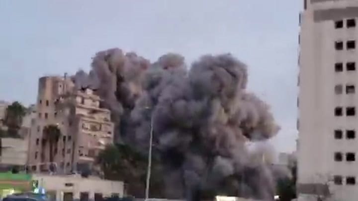 Un edificio se derrumbó en Beirut tras un ataque israelí