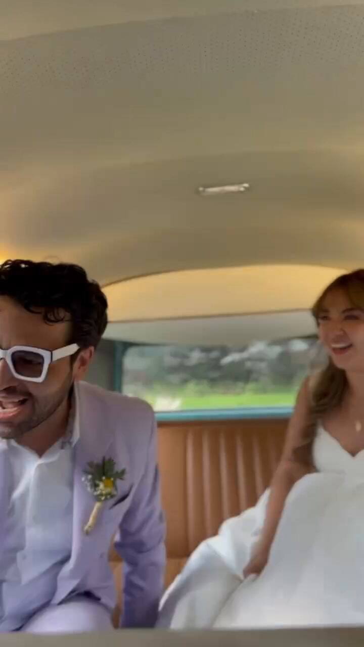 La pareja ingresó al complejo en una furgoneta tipo van para celebrar su día de bodas