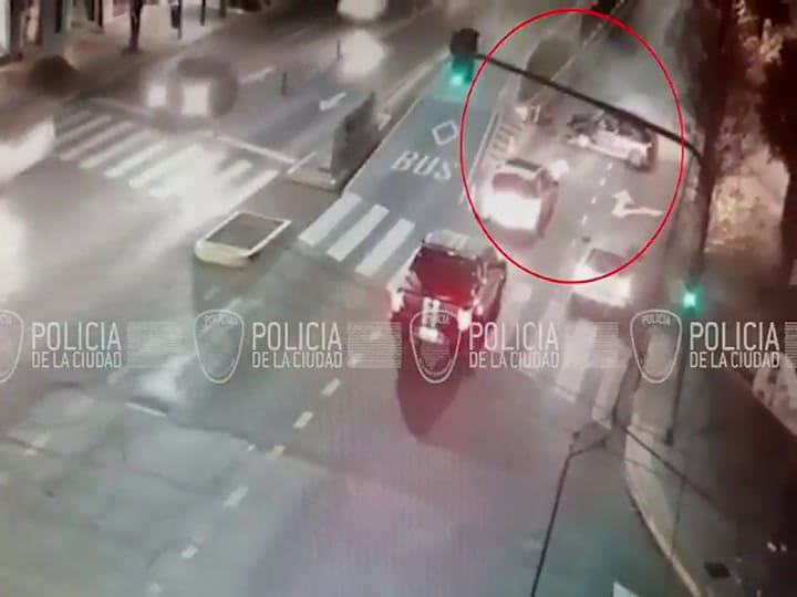 Viajaban todos juntos en un mismo auto y chocaron contra el Metrobus: al menos seis heridos