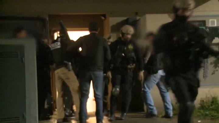 Detienen a 11 narcos que operaban desde viviendas nuevas del barrio Papa Francisco