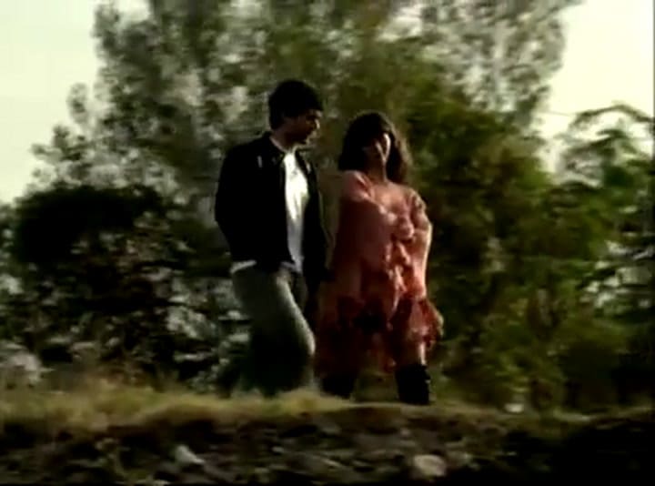 María y Diego se besan en Los únicos