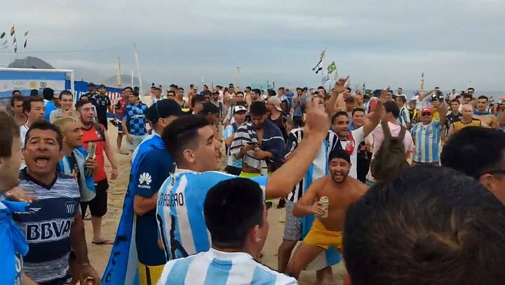 Banderazo argentino en Copacabana - Crédito: Fabián Marelli