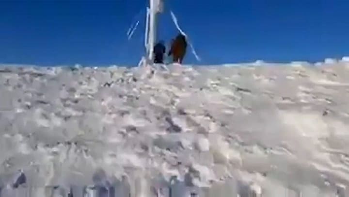 Tres horas a caballo en la nieve para reparar internet en el centro de Chubut - Fuente: Facebook