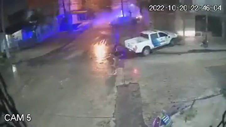 Fuerte choque entre dos patrulleros de la Policía Bonaerense en medio de una persecución