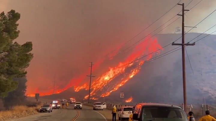 Un nuevo incendio forestal arrasa California y obliga a evacuar o preparar la salida de más de 50.000 personas