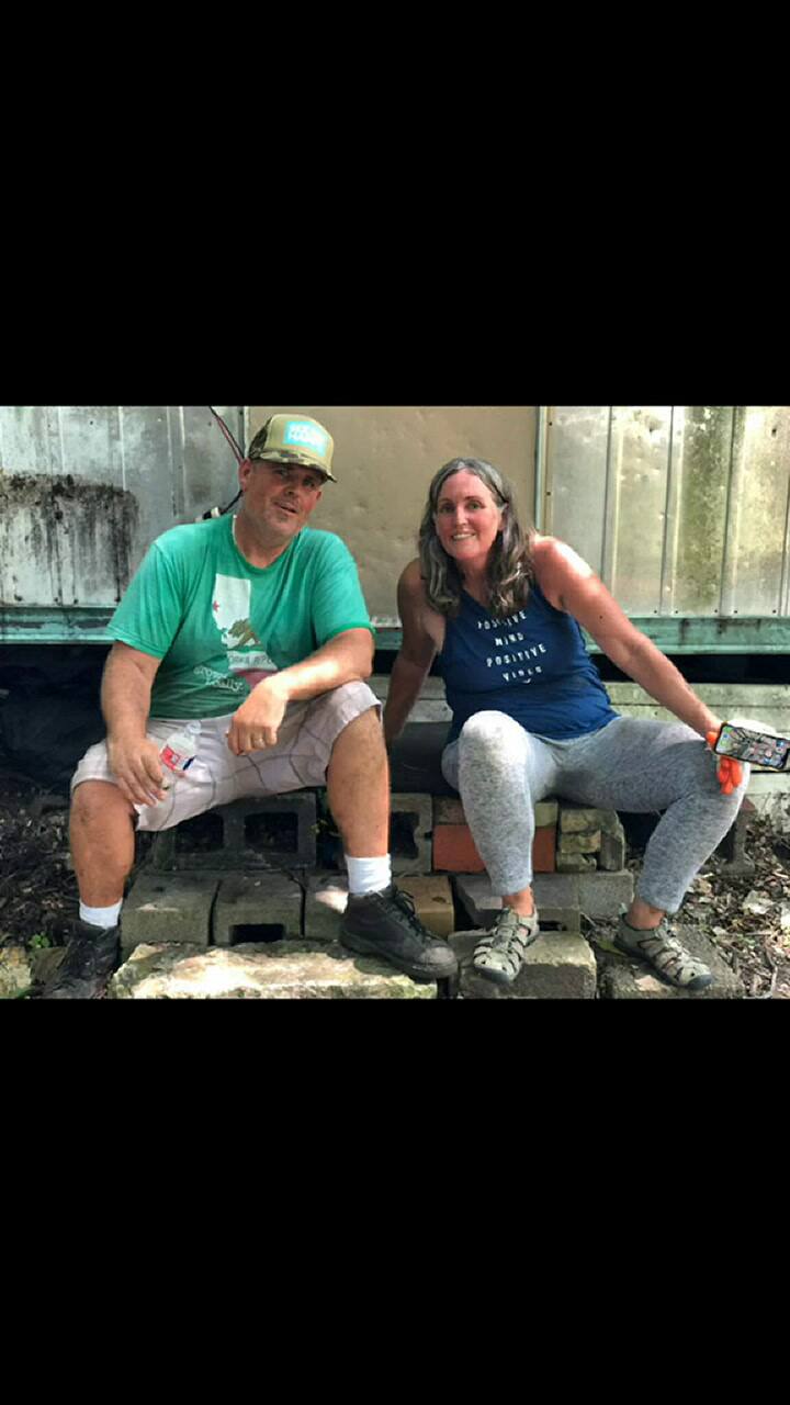 Una mujer construye casas pequeñas en los patios de sus propiedades grandes y las alquila, parte 2