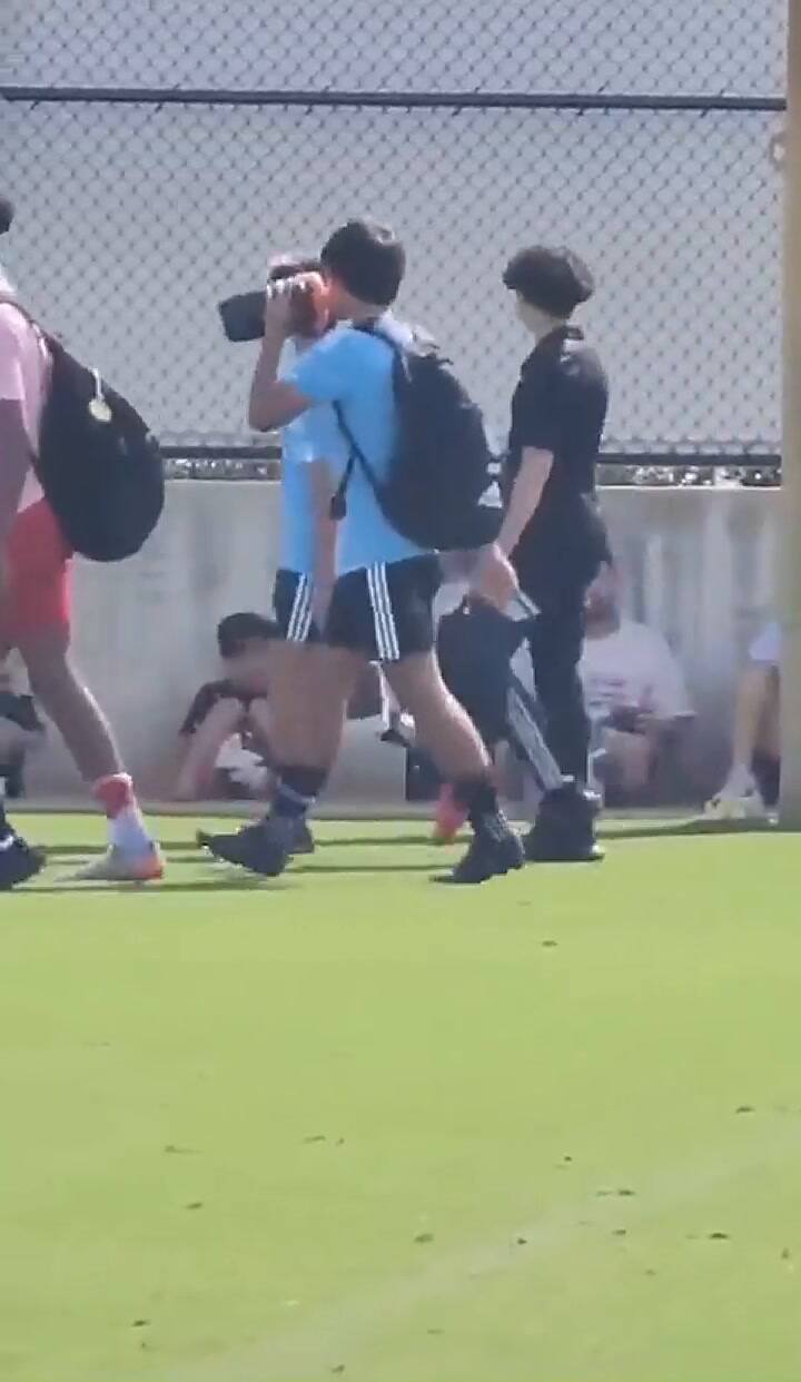 El tierno gesto de Leo Messi durante el entrenamiento de Thiago (Twitter @M30Xtra)