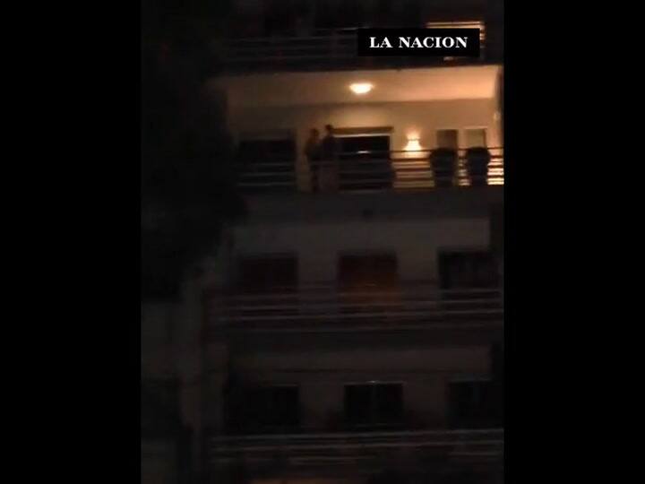 Elecciones 2015: Mauricio Macri salió al balcón de su casa a saludar a la gente