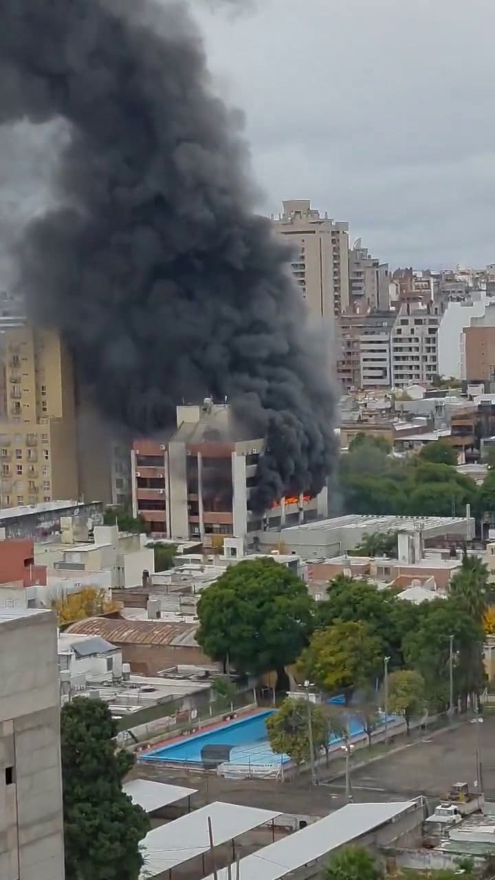 Incendio voraz en un edificio de una obra social en Córdoba