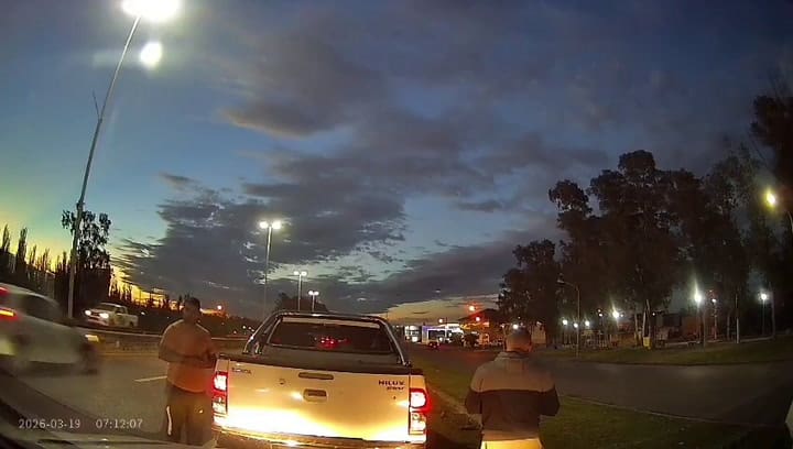 El conductor se bajó de la camioneta con un palo y agredió a otro hombre.