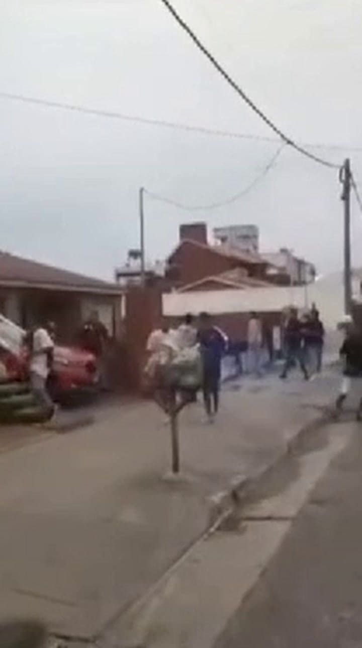 El momento en el que Tomás Tello es asesinado de una puñalada