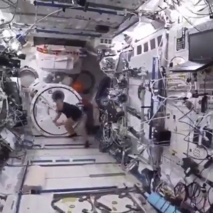 El astronauta japonés Koichi Wakata jugó al béisbol en el espacio