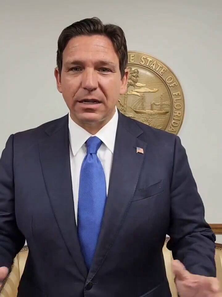 Ron DeSantis apunta contra Biden por sus cambios en el Título IX