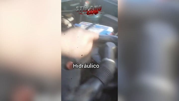 Stefano mostrando las piezas de un auto con solo 2 años
