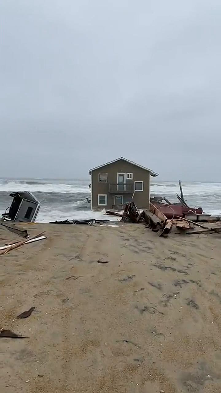El dramático momento en que una casa de playa colapsa y es arrastrada por el mar