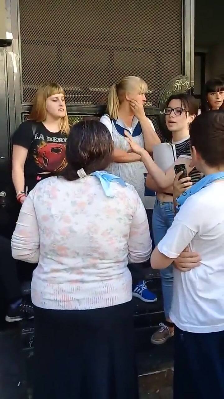 Grupos provida se manifestaron frente a las puerta de la escuela - Fuente: Facebook