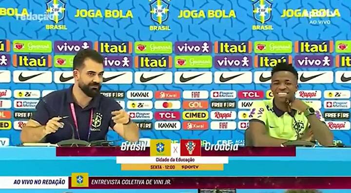 El momento en que bajan al gato de la conferencia de Brasil