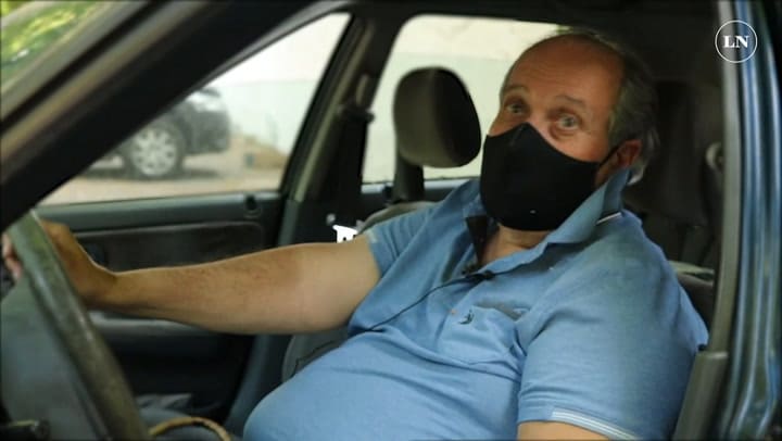 Santiago vive en su auto hace tres años