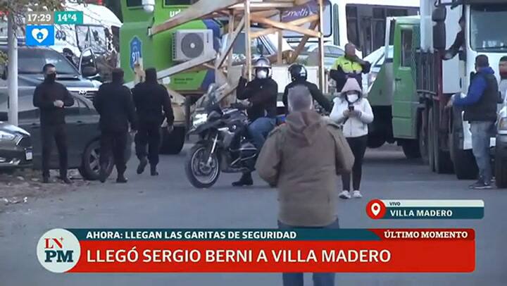 Así llegaba Sergio Berni en moto a Villa Madero
