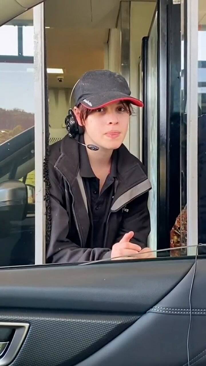 Influencer sorprende a una empleada de un lugar de comida rápida