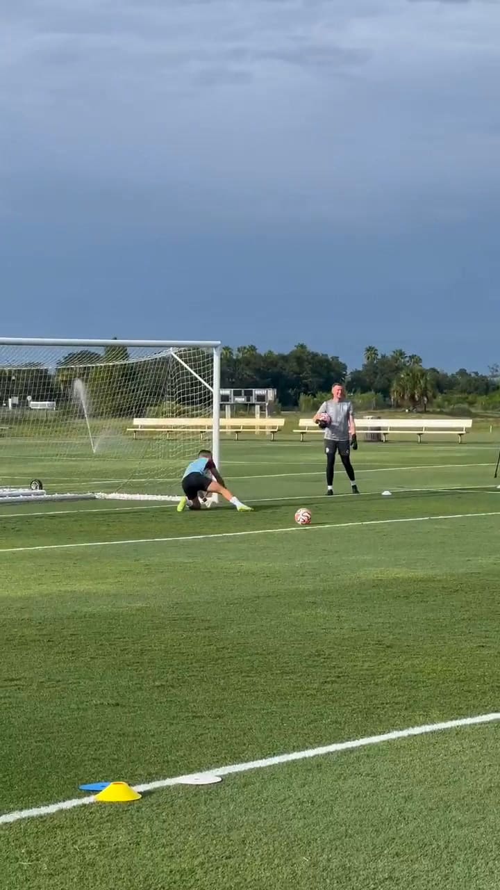 Emiliano Martínez sorprendió con su manera de ejecutar tiro libres