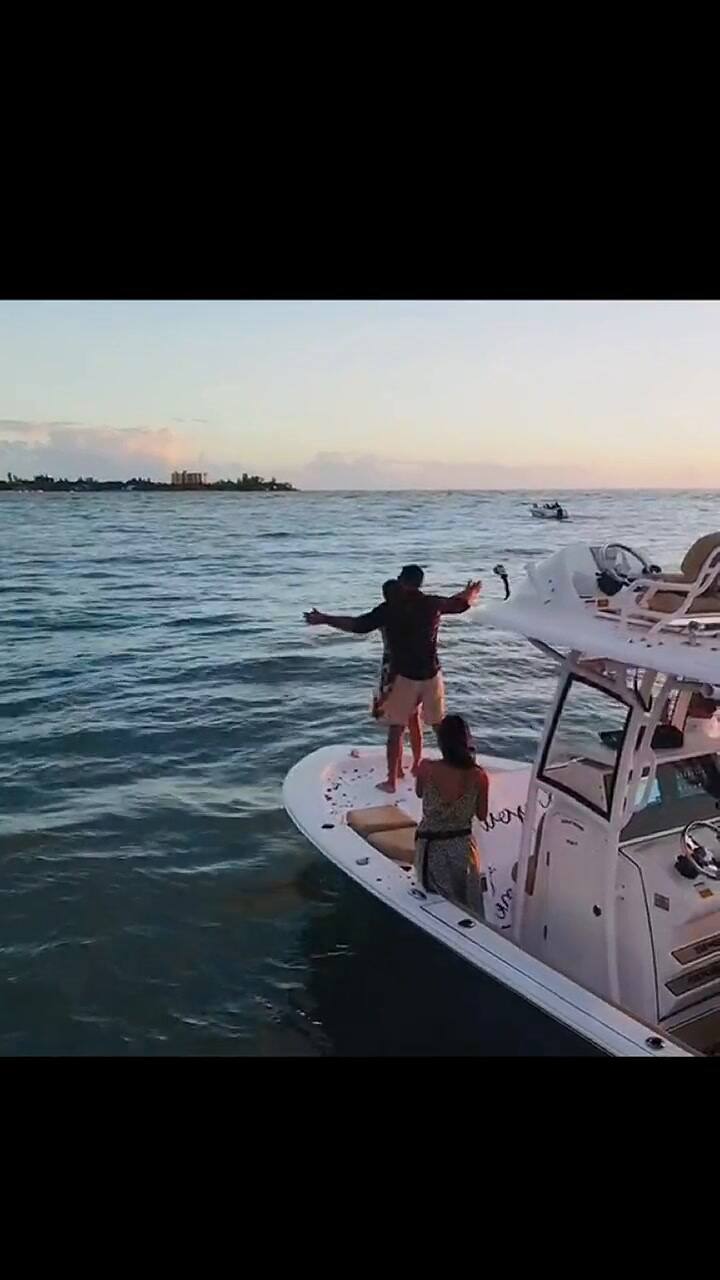 El momento en el que el anillo de una propuesta cayó al mar en Florida