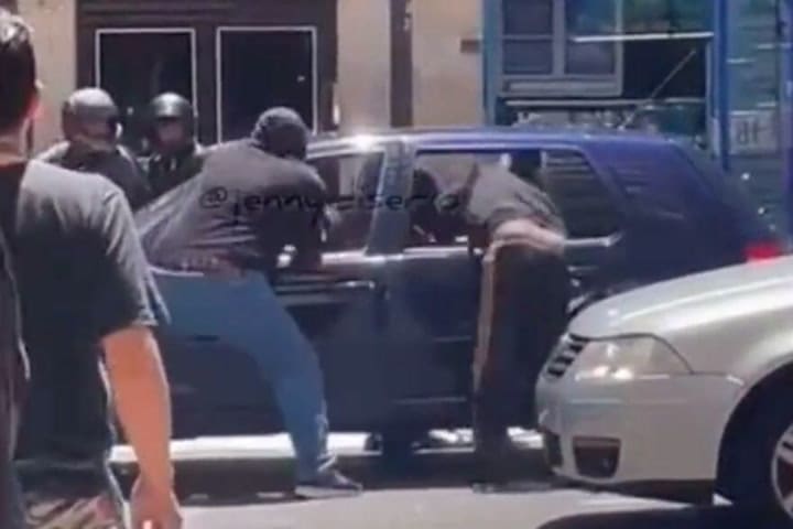 Motochorros rompen los vidrios de un auto y roban un bolso con 3 millones de pesos en el Microcentro