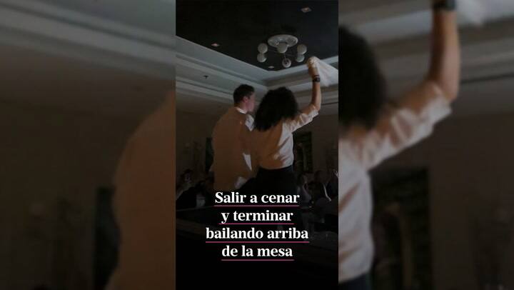 Salir a cenar y terminar bailando arriba de la mesa