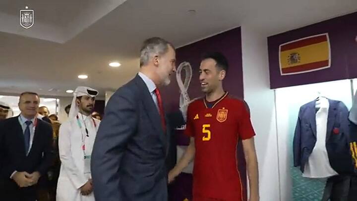 El rey Felipe ingresó al vestuario español tras la victoria 7 a 0