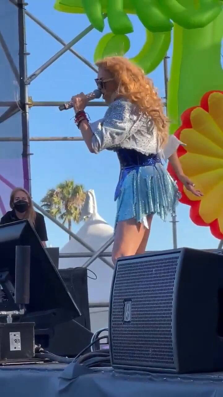 Paulina Rubio volvió a los escenarios tras la muerte de su madre