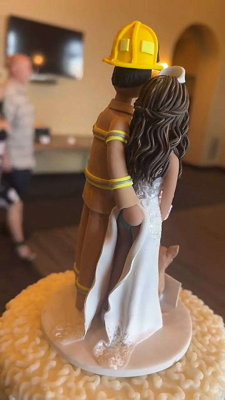 Un usuario de TikTok mostró una divertida decoración de pastel de bodas y desató las críticas
