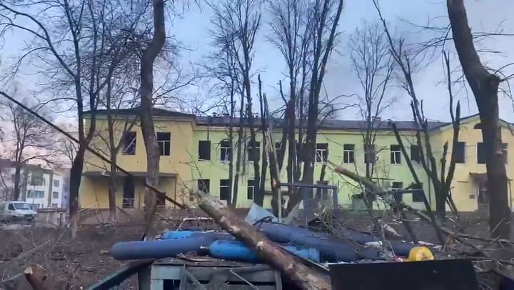 Acusan a Rusia de bombardear un hospital materno-infantil en Mariupol