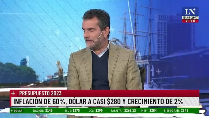 A cuánto cotizan el dólar blue y el oficial? LA NACION