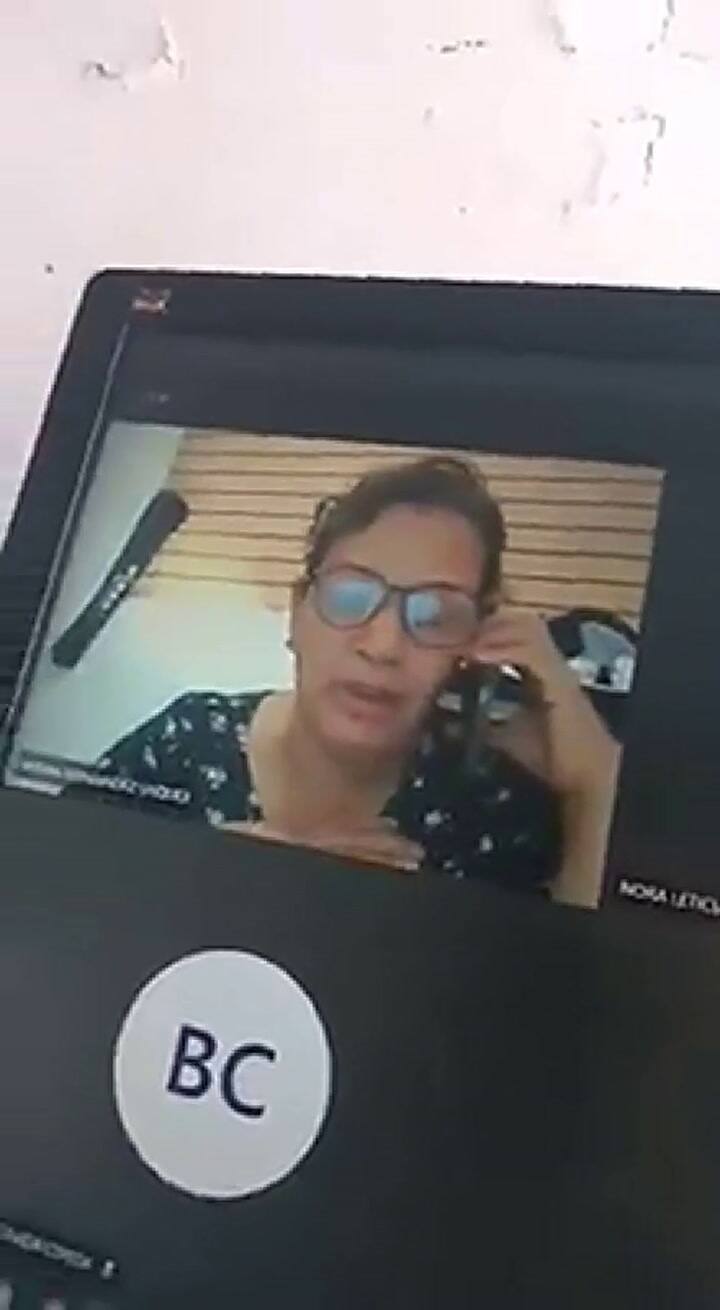 Deja el micrófono abierto y llama burros a sus alumnos