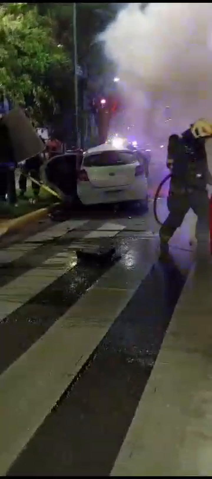 Tres autos chocaron en el barrio de Villa Luro y uno de ellos se prendió fuego