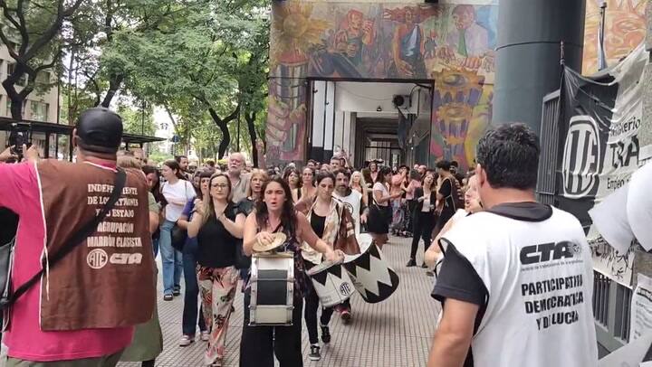 Protestas en la sede del exministerio de Trabajo de la Nación por despidos