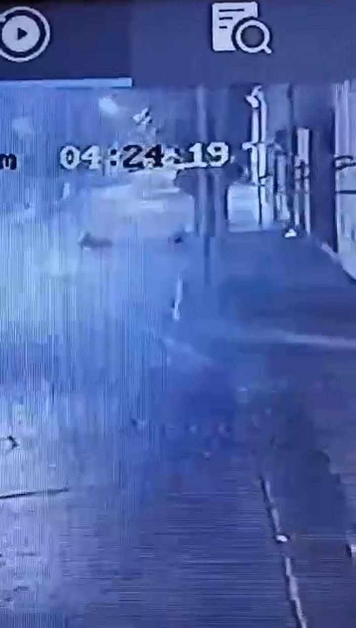 El video de una cámara de seguridad muestra el ataque a Magali vera en Necochea