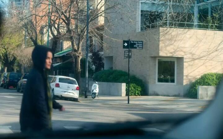 La escena de Griselda Siciliani y Pilar Gamboa frente a la casa de Núñez