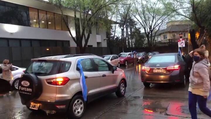 Protesta y bocinazo frente a la casa de Sergio Massa - Video 1