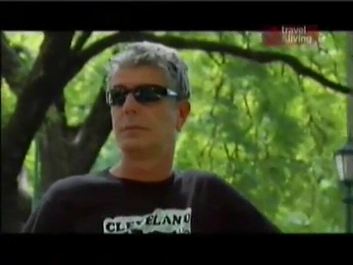 Bourdain en Buenos Aires comiendo empanadas - Fuente: YouTube