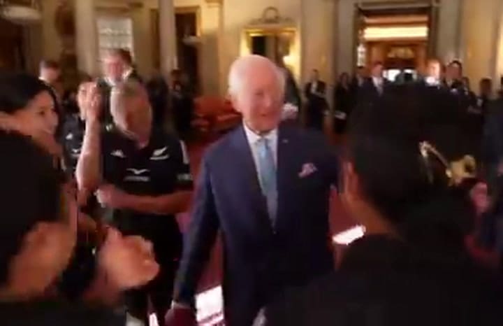 El abrazo entre el Rey Carlos y las jugadoras de la selección de Nueva Zelanda