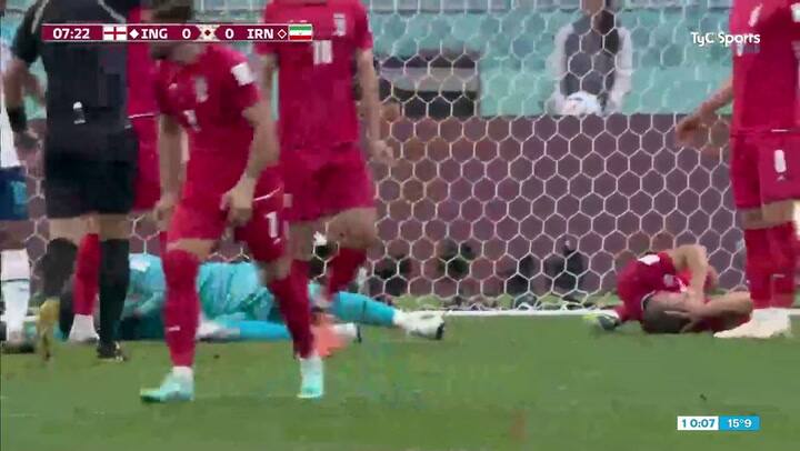 El choque entre el arquero de Irán y su compañero